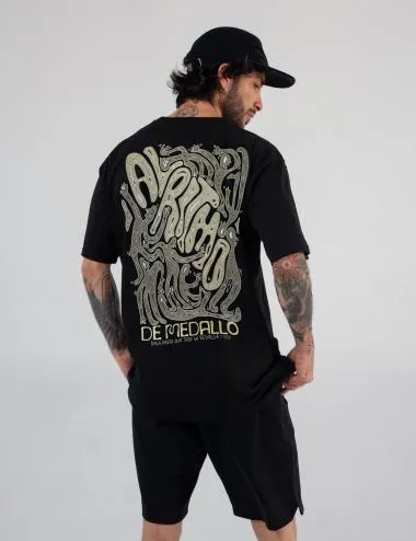 Camiseta Oversized Al Ritmo De Medallo negro Unisex