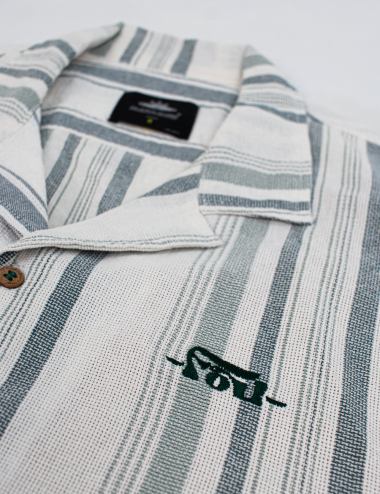 Camisa Cuello Sport manga corta  Surf line  crudo + verde Hombre