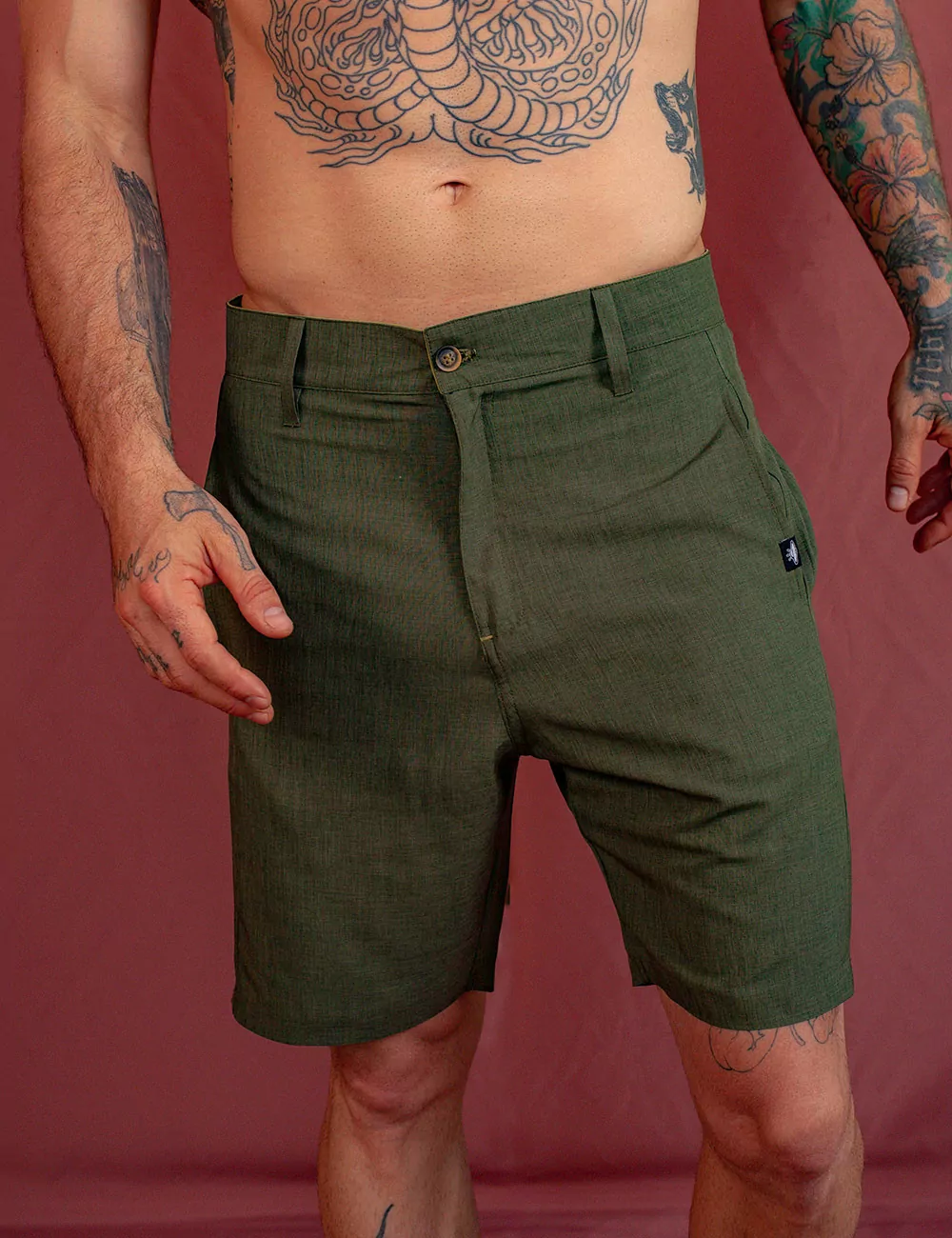 Short verde militar hombre sale