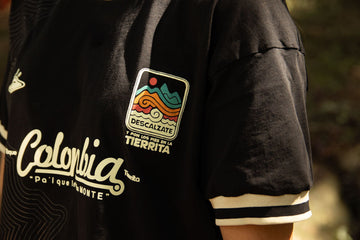 Camiseta Oversized Colombia Negra para Mujer: Un Homenaje Fuera de lo Común