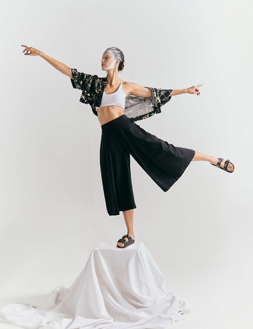 Look femenino con pantalones culotte FOU estilo contemporáneo