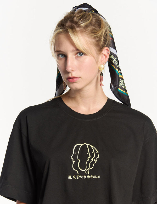Camiseta Oversize Al ritmo de Medallo negro Mujer