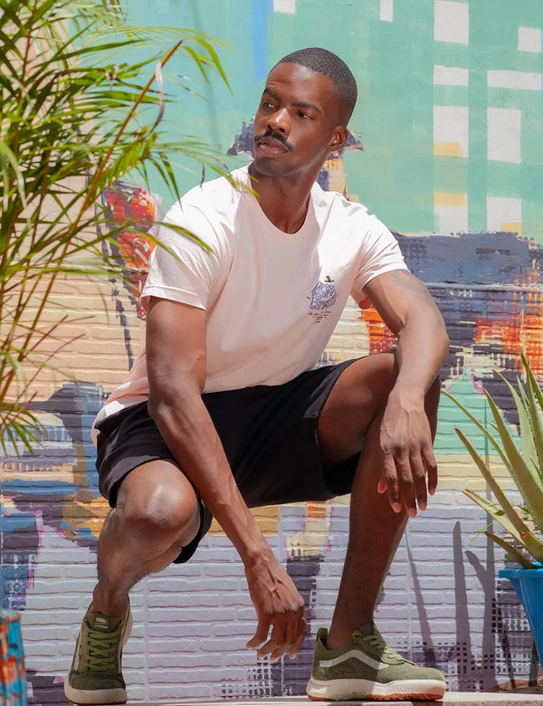 hombre vistiendo camiseta de FOU