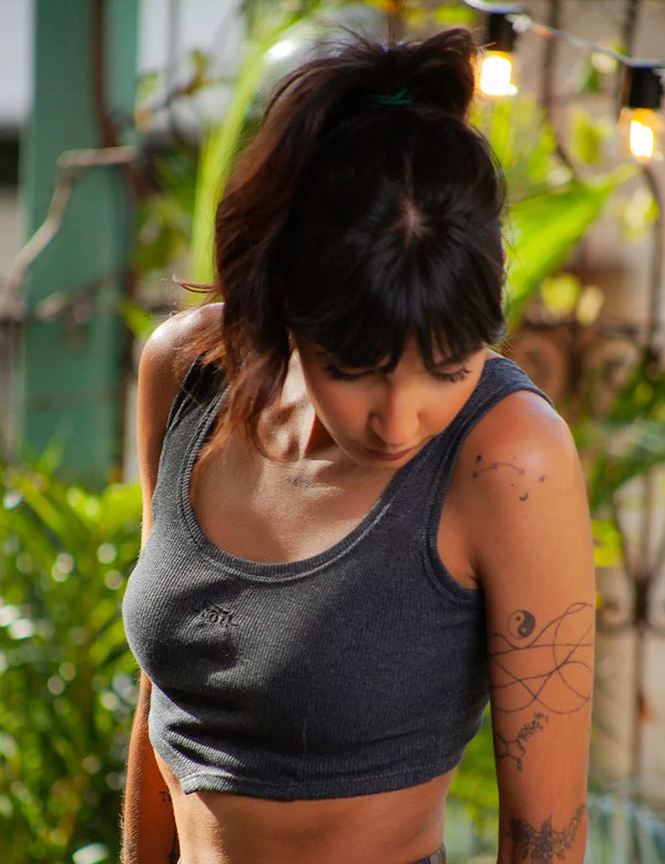 Crop Top Sisa Peaceful gris Mujer
